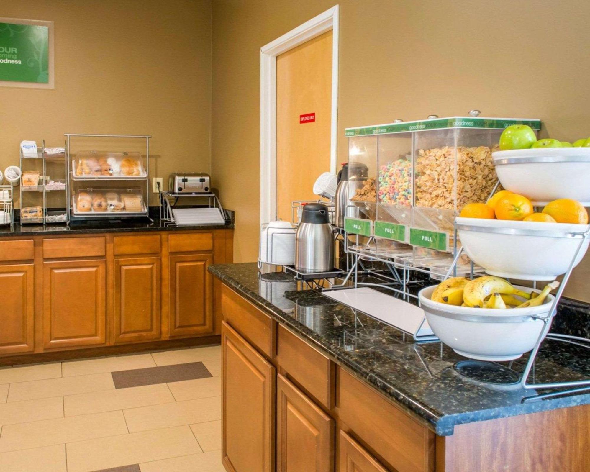 Quality Suites Уолдорф Екстериор снимка