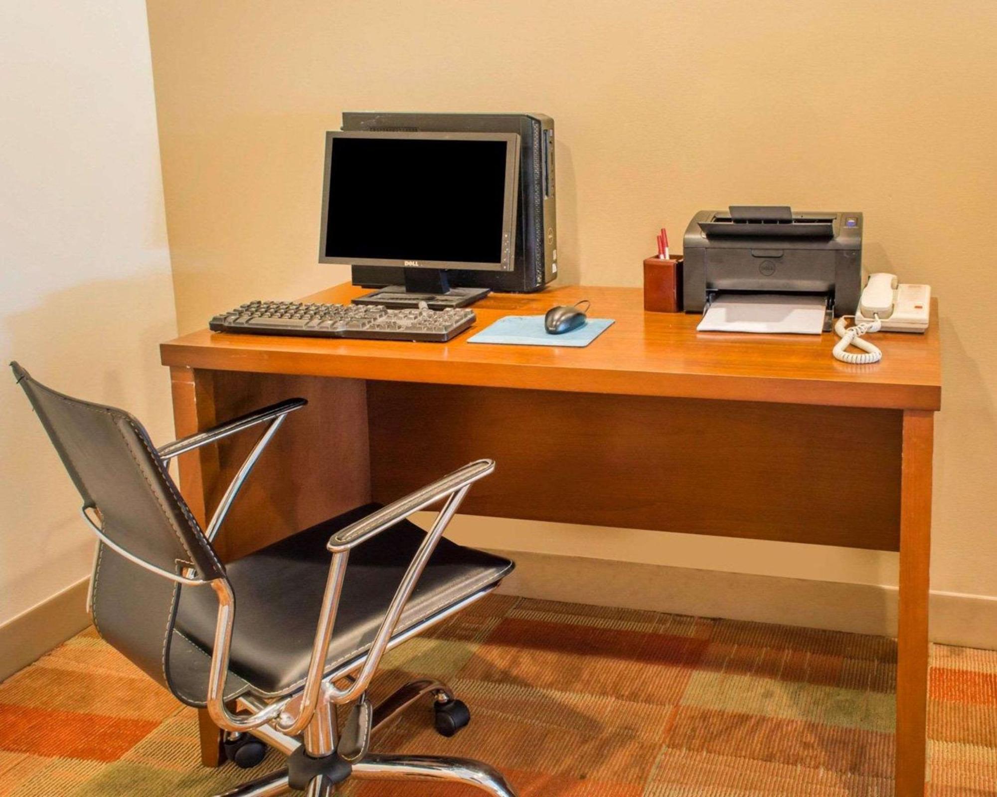 Quality Suites Уолдорф Екстериор снимка